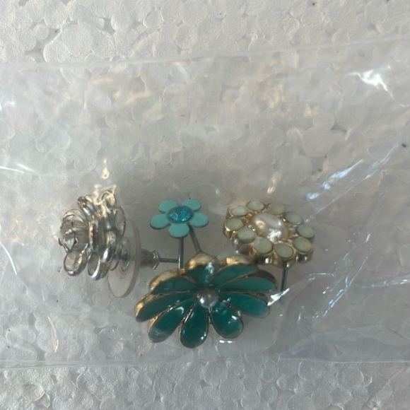 Bundle of 4 vintage flower stud earrings for pierced ears - Picture 2 of 10